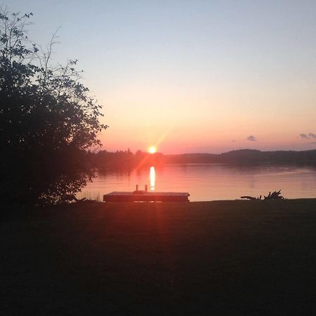 Algonquin'S Edge Resort Madawaska Exterior photo