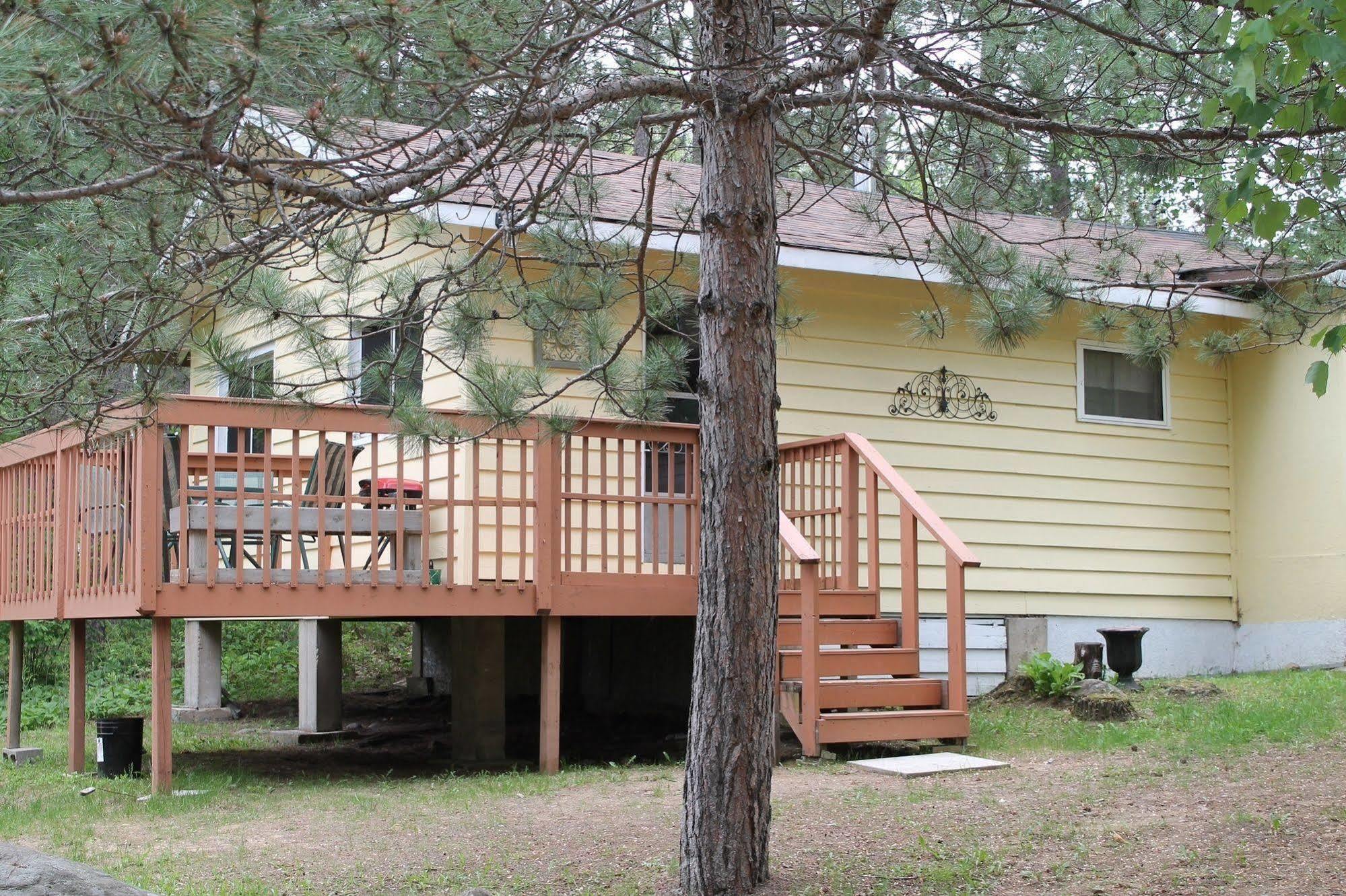 Algonquin'S Edge Resort Madawaska Exterior photo