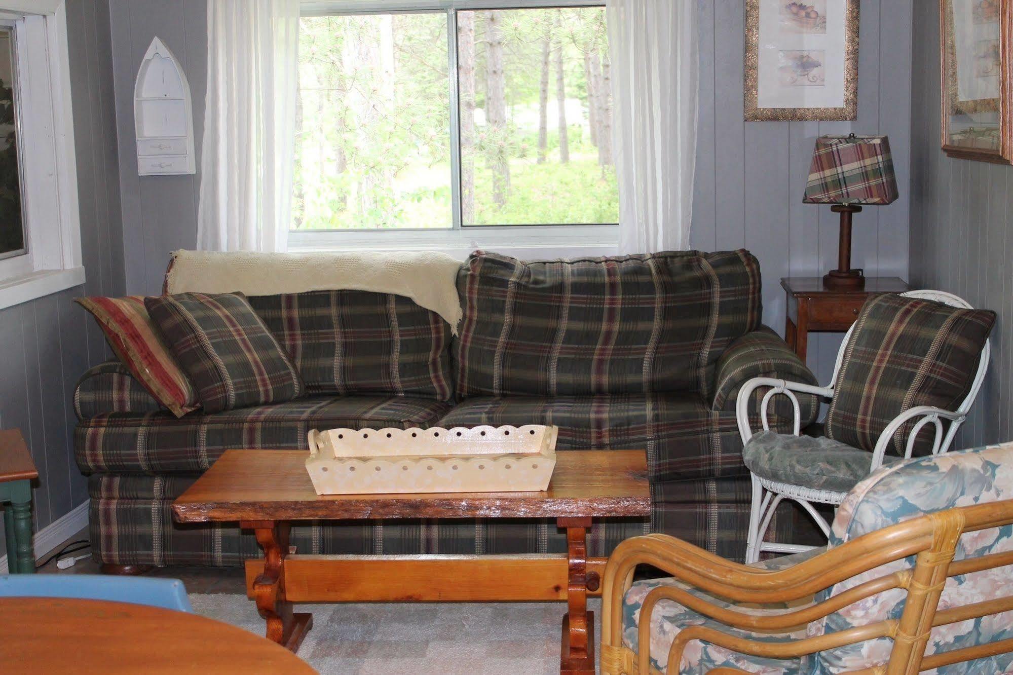 Algonquin'S Edge Resort Madawaska Exterior photo